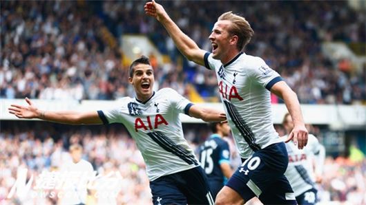 有情有义，阿诺德到若塔纪念碑前献上游戏手柄和手写卡片（阿诺德赴若塔纪念碑，敬献游戏手柄与手写卡片）