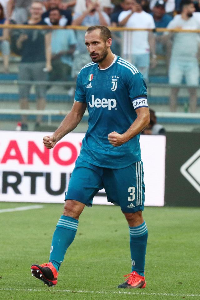 莱奥头发被拽找阿切尔比理论，后者：敢再指我就掰断你手指头（莱奥头发遭扯上前质问阿切尔比，对方威胁：再指我就掰断你手指）