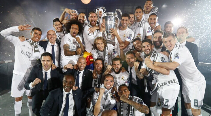 远在迈阿密心系罗马，托蒂和坎德拉用手机观看老东家焦点大战（身在迈阿密仍牵挂罗马，托蒂与坎德拉用手机观看老东家焦点战）