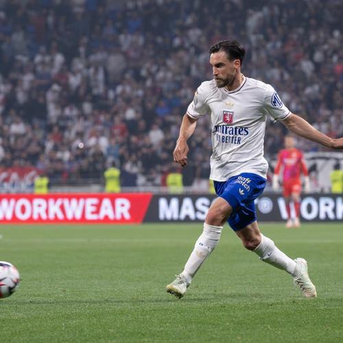 逆天，挪威甲门将点球大战一脚将摆好的球踢走以干扰对方（挪威甲门将在点球大战中踢走已摆好的球干扰对手）